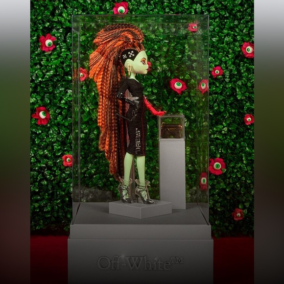 Mattel Creations
Off-White c/o Monster High Electra Melody Doll - Picture 2 of 3